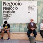Varias personas con mascarilla este martes en la Avenida del Carril de Archena