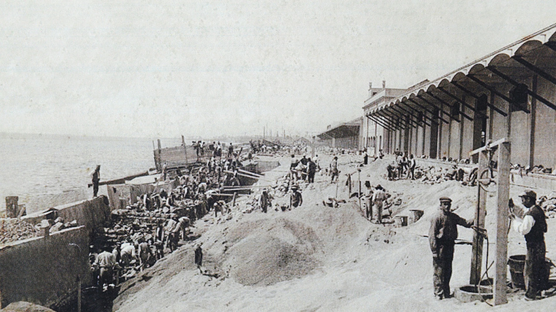 Una imagen de la playa de Barcelona de hace cien años