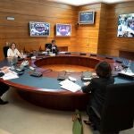 El jefe del Ejecutivo, Pedro Sánchez (i), durante la reunión del Consejo de Ministros que aprueba la declaración de diez días de luto oficial en memoria de las víctimas del coronavirus.