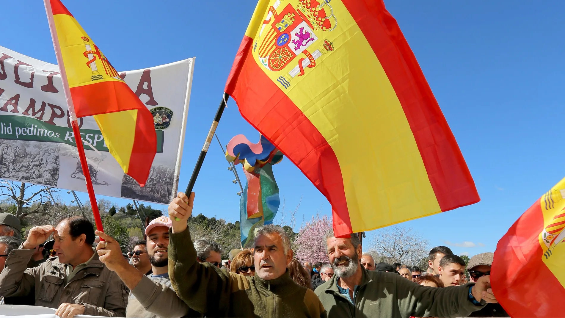 Protestas de cazadores en marzo de 2019 ante las Cortes cuando se tramitaba una nueva ley de Caza que evitara la suspensión cautelar del TSJCyL