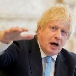 El "premier" Boris Johnson sufre presiones en su propio partido para cesar a su gurú, Dominic Cummings