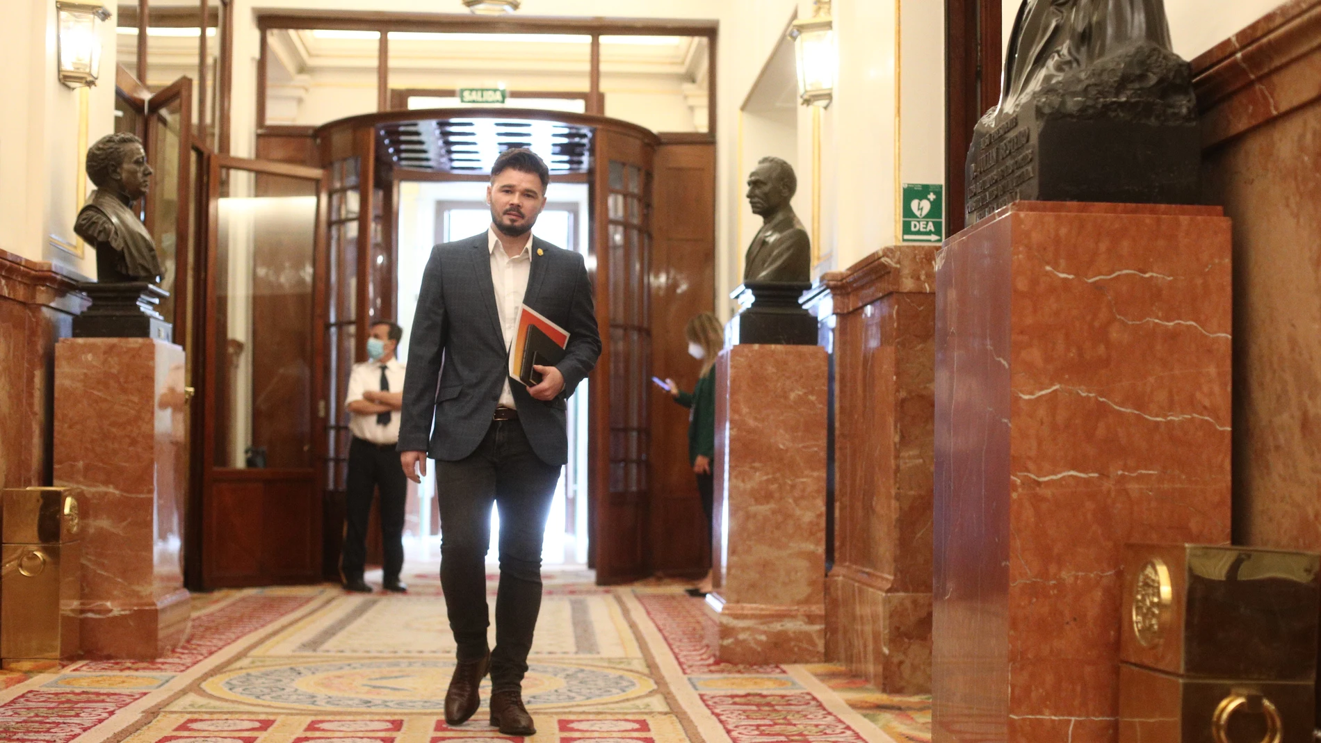 El portavoz de ERC, Gabriel Rufián, a su llegada a la sesión de control al Gobierno
