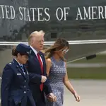 Donald Trump y su mujer Melania Trump se dirigen al Air Force One para asistir a una demostración en el centro espacial Kennedy