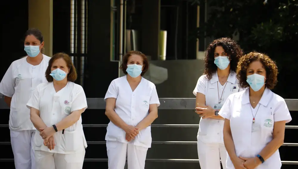 Personal sanitario del Hospital Reina Sofía de Córdoba se suma al minuto de silencio en el primer día de luto oficial en España