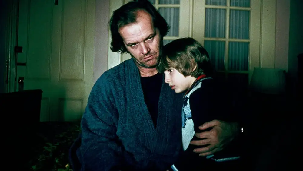 Jack Nicholson abraza a su hijo en una escena de la cinta