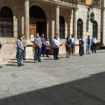 Minuto de silencio por las víctimas del coronavirus en el Ayuntamiento de Teruel con motivo de la declaración de luto oficial por el Gobierno