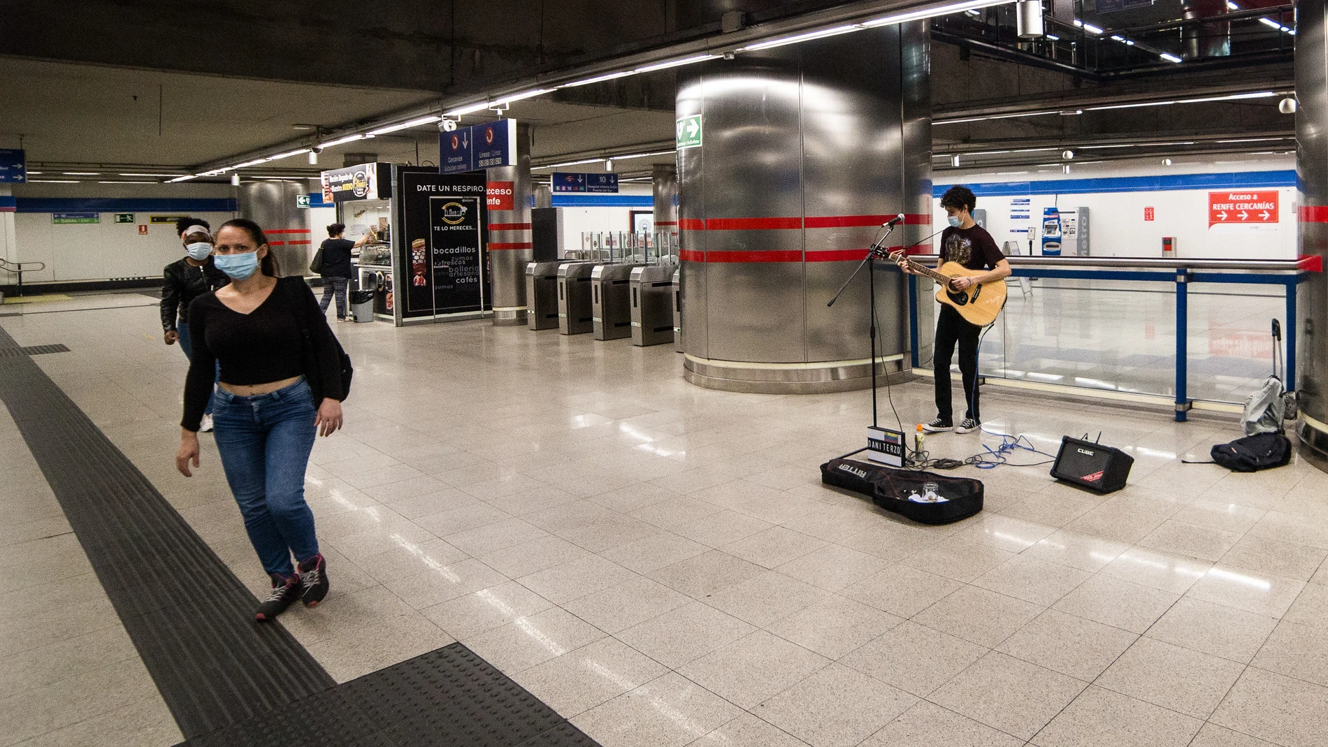 Los artistas callejeros vuelven al metro de Madrid