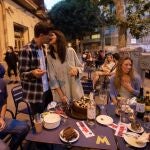 Un grupo celebra un cumpleaños en una terraza en el barrio barcelonés de Sant Antoni en esta fase uno que permite abrir a los restaurantes y bares sus terrazas al 50% de su capacidad
