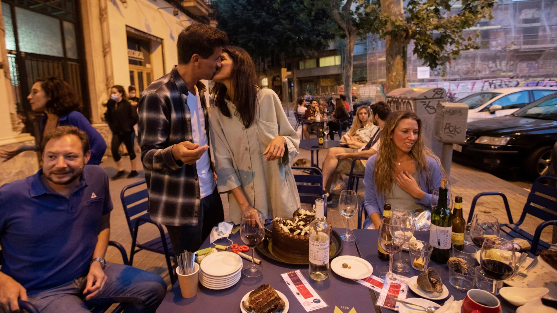 Un grupo celebra un cumpleaños en una terraza en el barrio barcelonés de Sant Antoni en esta fase uno que permite abrir a los restaurantes y bares sus terrazas al 50% de su capacidad