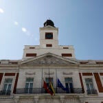 Banderas de España, Europa y Comunidad de Madrid a media asta en la Real Casa de Correos