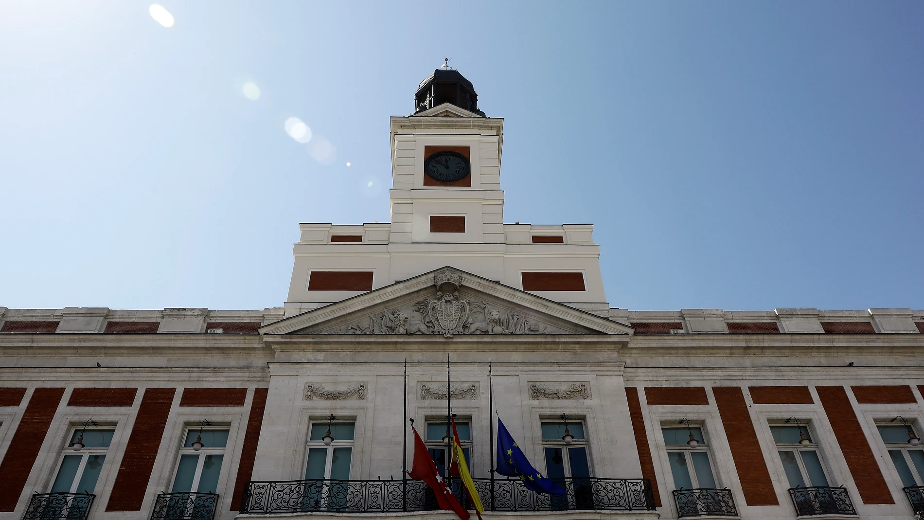 Banderas de España, Europa y Comunidad de Madrid a media asta en la Real Casa de Correos