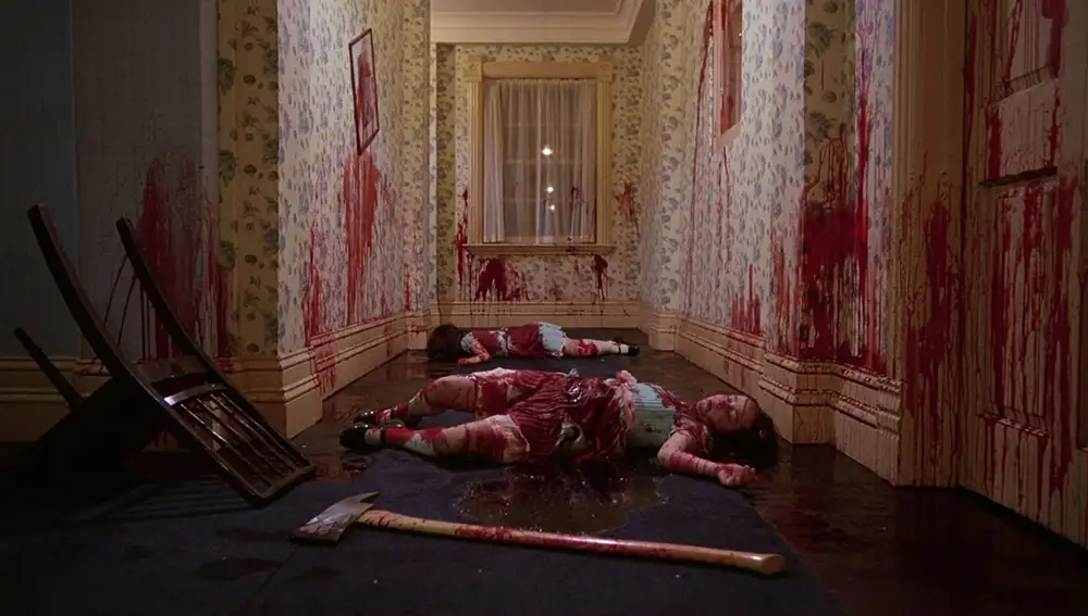 Dos siniestras gemelas aparecen asesinadas en uno de los pasillos del hotel &quot;Overlook&quot;