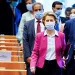 La presidenta de la Comisión Ursula von der Leyen con la reglamentaria mascarilla en el Parlamento Europeo