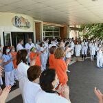 Sanitarios del Hospital de Alcalá de Henares aplauden tras el minuto de silencio en memoria de las víctimas del coronavirus