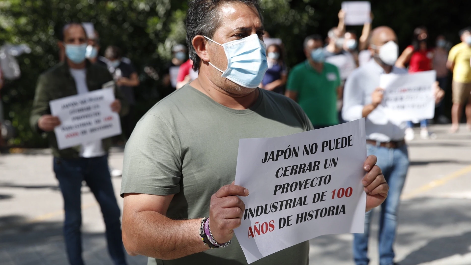 Los trabajadores de Nissan llevan la protesta ante el consulado de Japón