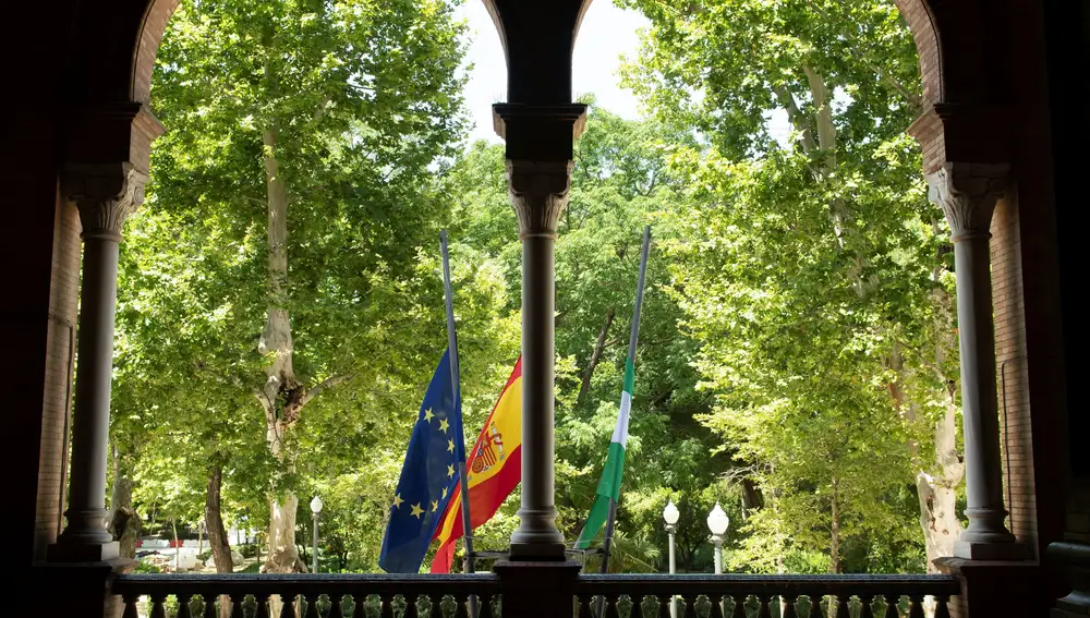Banderas a media asta en la fachada de la Delegación del Gobierno en Andalucía