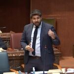 El presidente de la Región de Murcia, Fernando López Miras, en la sesión de control al Gobierno regional
