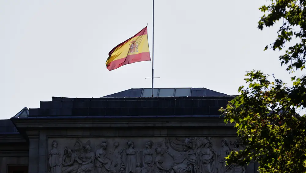 Bandera de España a media asta en el Museo del Prado