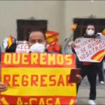 Un grupo de personas atrapadas en Perú se manifiestan ante la embajada de España para pedir su regreso