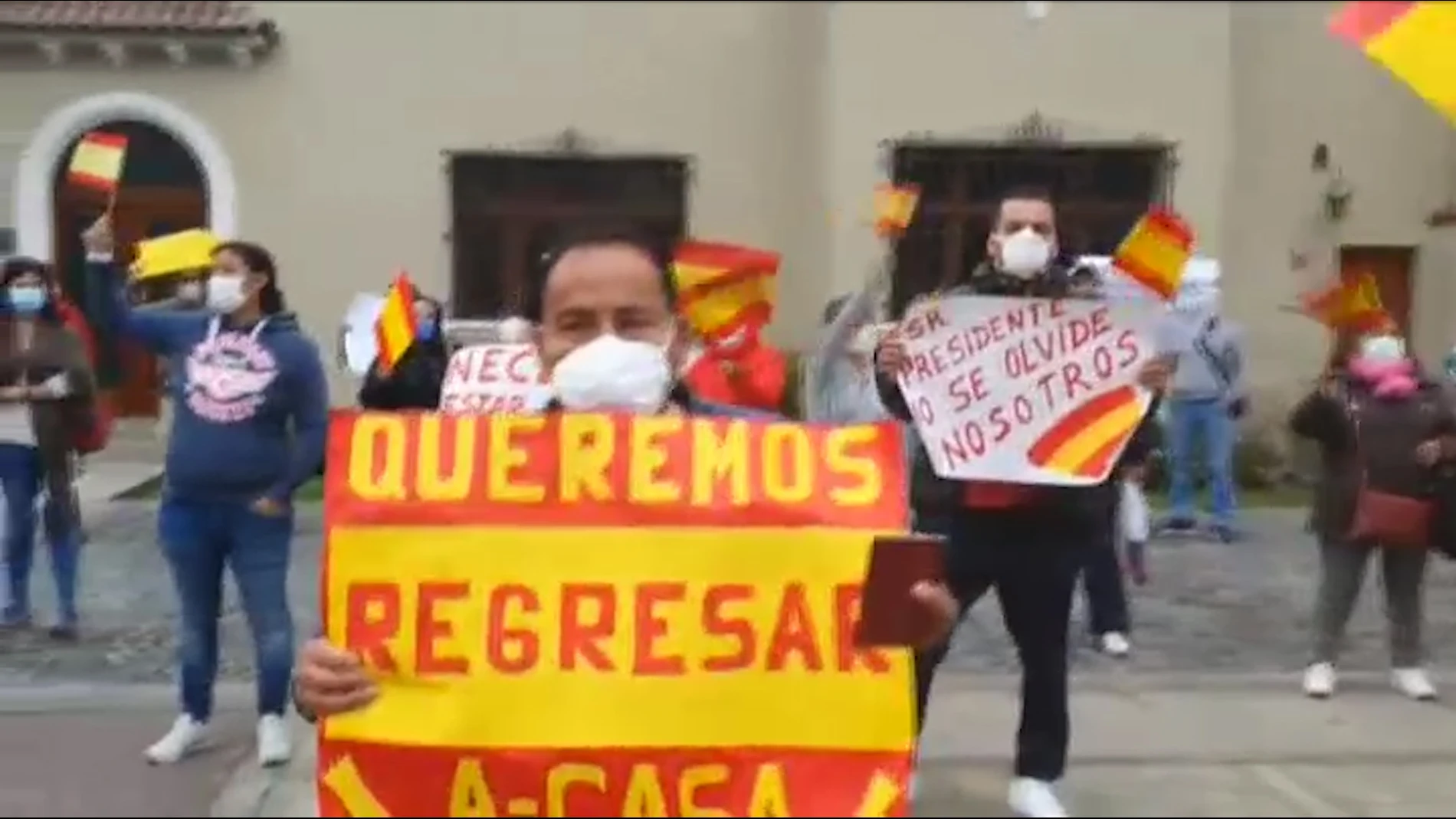 Un grupo de personas atrapadas en Perú se manifiestan ante la embajada de España para pedir su regreso