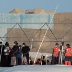Salvamento Marítimo ha trasladado este martes al puerto de Gran Tarajal (Fuerteventura) a 55 inmigrantes subsaharianos (41 hombres y 14 mujeres) localizados en una patera a unos cinco kilómetros de la isla.