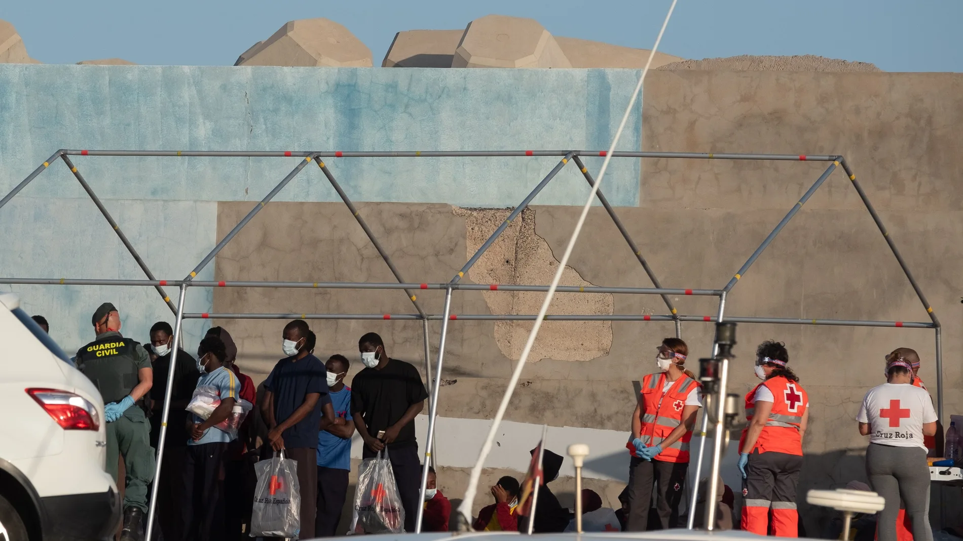 Llegan a Fuerteventura 55 ocupantes de una patera rescatada por Salvamento