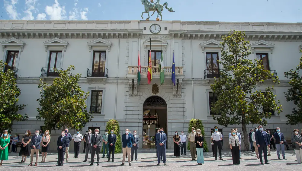 Minuto de silencio por las víctimas del Covid-19 a las puertas del Ayuntamiento de Granada