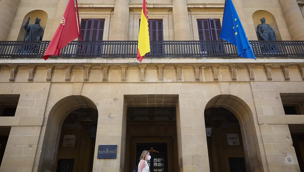 Bandera de España a media asta en el Palacio de Navarra