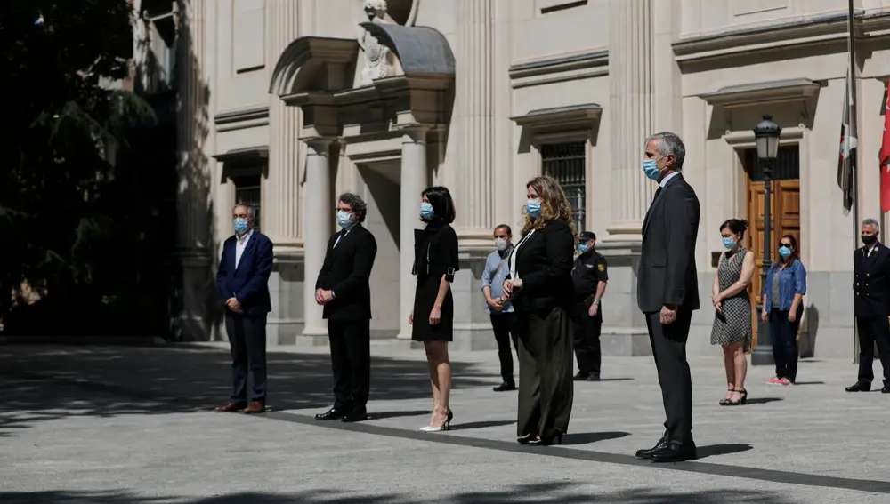 Los senadores guardan un minuto de silencio en la Plaza de la Marina Española