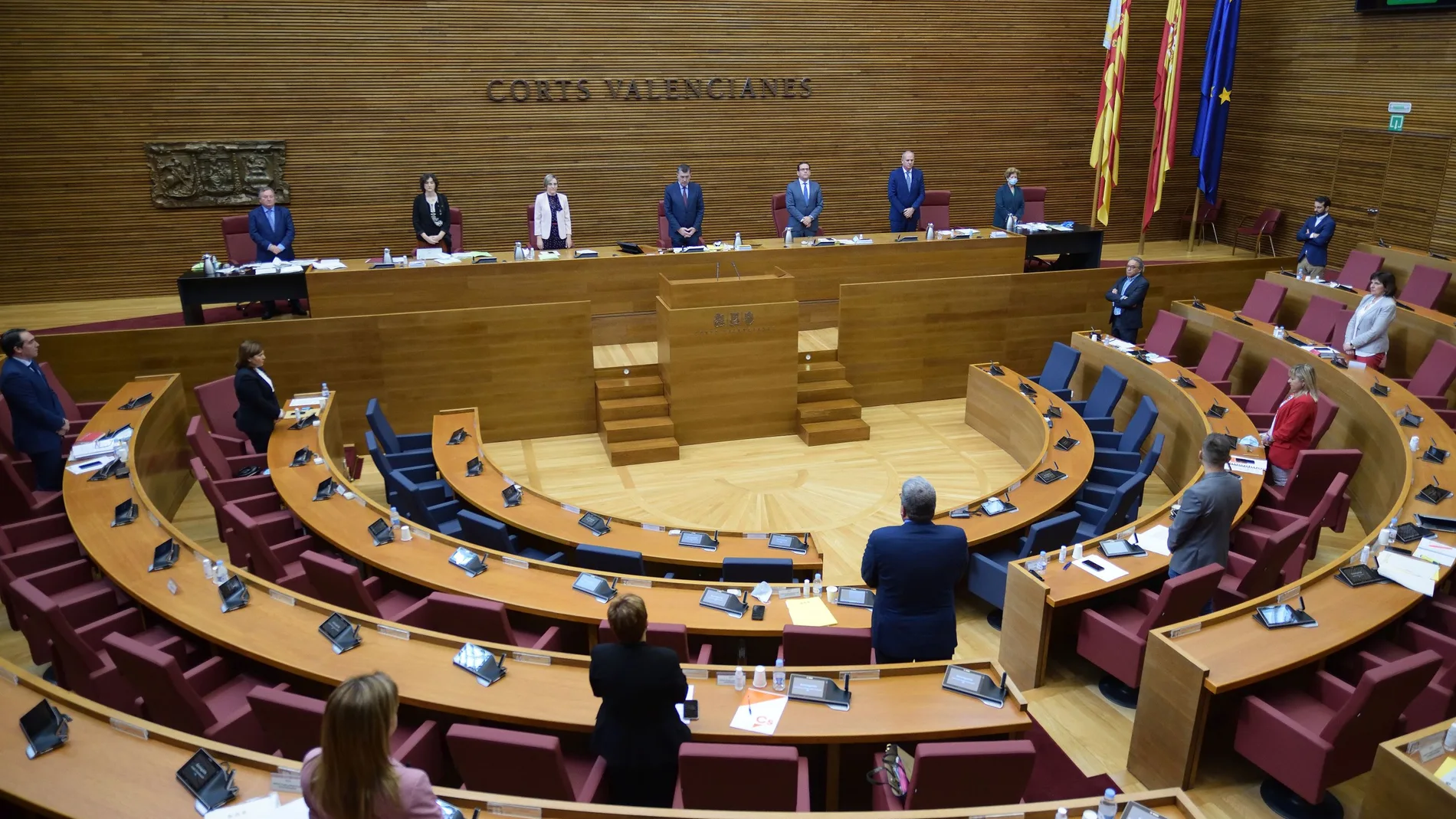 Les Corts guardan un minuto de silencio por las víctimas de la Covid-19