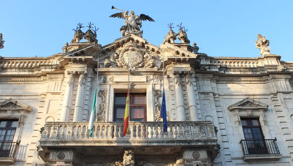 Banderas a media asta en la fachada principal de la Universidad de Sevilla