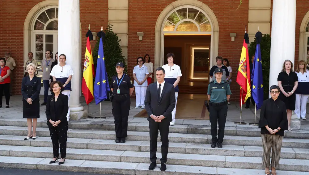 El presidente del Gobierno, Pedro Sánchez, ha guardado un minuto de silencio junto a trbajadores de La Moncloa