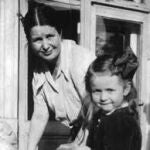Irena Sendler junto a una niña en Varsovia durante los años 40