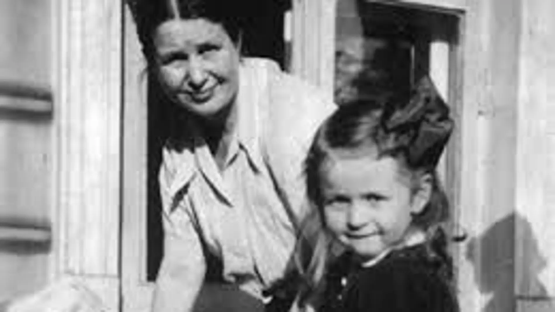 Irena Sendler junto a una niña en Varsovia durante los años 40
