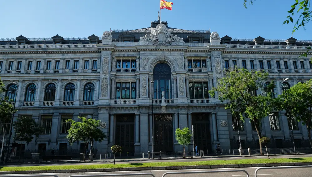 Bandera de España a media asta en la sede del Banco de España
