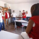 Javier Aureliano García visitó la sede de la Cruz Roja en Vera