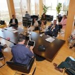 El presidente de la Diputación de Málaga, Francisco Salado, junto a técnicos de la institución provincial, en un encuentro con representantes de la Asociación Pueblo de Benajarafe y Chilches