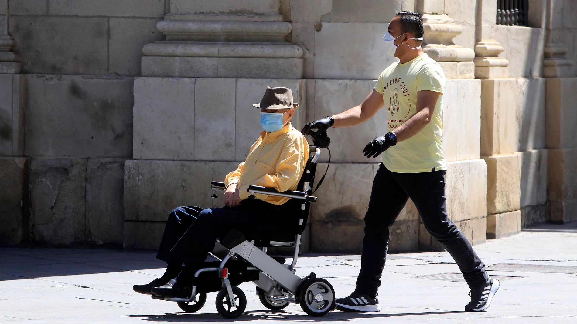 Sevillanos paseando durante la fase dos de estado de alarma