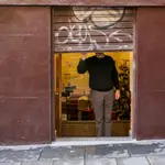 Un autónomo echa el cierre de su negocio tras su jornada laboral días, en Madrid