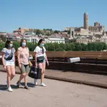Unas jóvenes pasean por Lleida este jueves que se ha confirmado que la región sanitaria de Lleida se quedará la semana que viene en la fase 1 y no pasará a la 2.