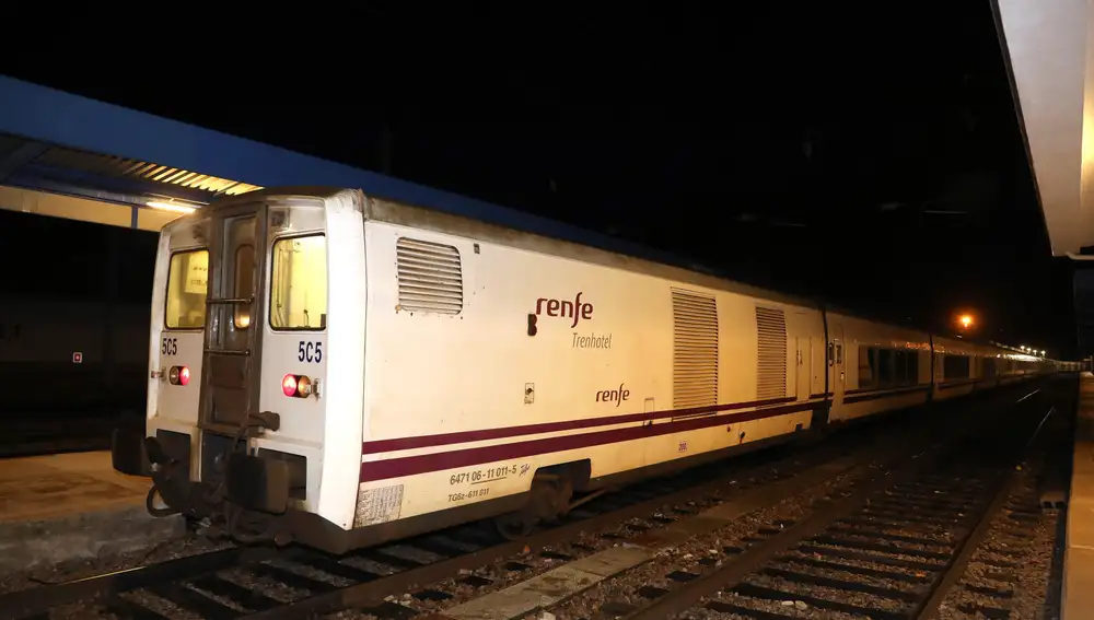 El tren Lusitania a su paso por la frontera entre Fuentes de Oñoro (Salamanca, España) y Vilar Formoso (Portugal)