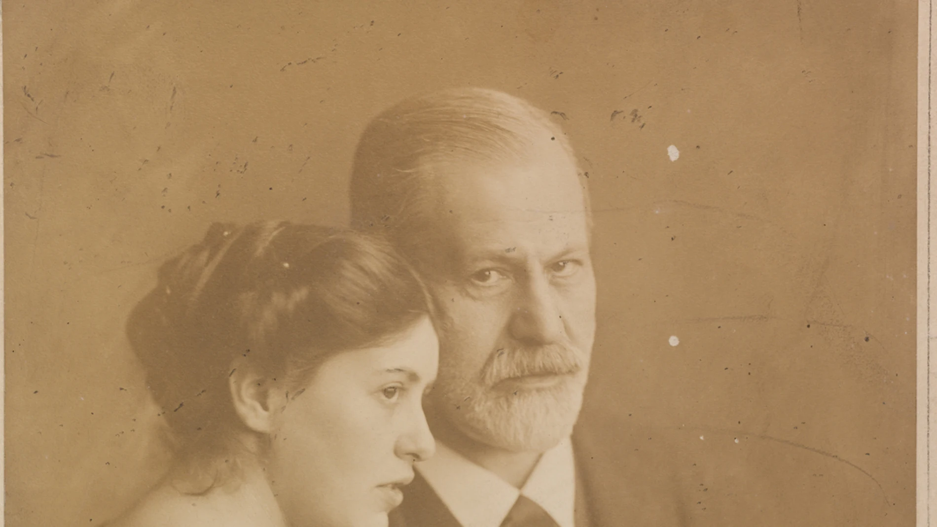 Sophie con su padre,Sigmund Freud, en una fotografía tomada en 1917