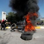 Protesta y quema de neumáticos ante la factoría de la Zona Franca, en Barcelona.