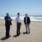 El presidente de la Junta, Juanma Moreno, en su visita a Estepona, junto a, entre otros, el alcalde José María García Urbano
