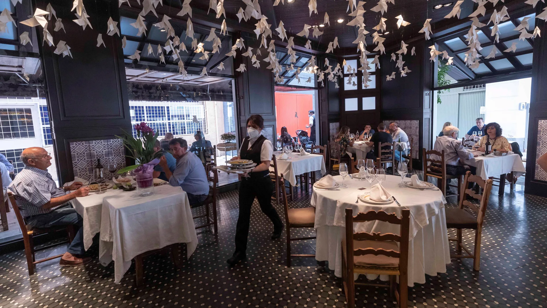 Los restaurantes reciben sus primeros clientes en el interior de sus locales