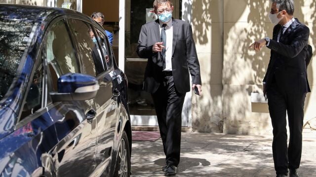 El presidente de la Generalitat, Ximo Puig (c), a su salida de Les Corts