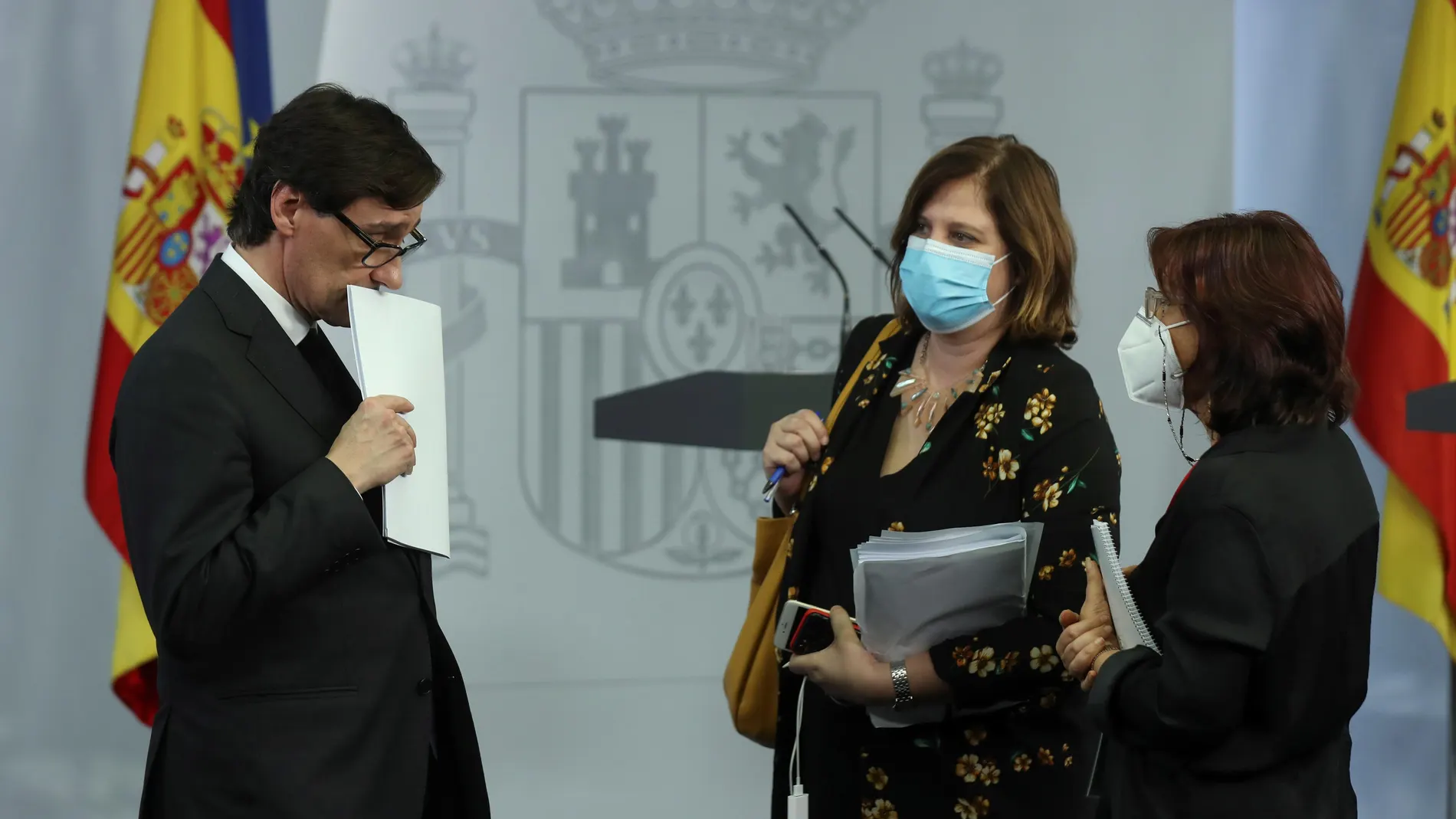 El Ministro de Sanidad, Salvador Illa (i), tras la rueda de prensa que ha ofrecido hoy jueves en el Palacio de la Moncloa, en Madrid, para informar sobre el avance de la desescalada en España. EFE/Kiko Huesca.