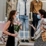 Dos viandantes con mascarilla por el centro de Sevilla