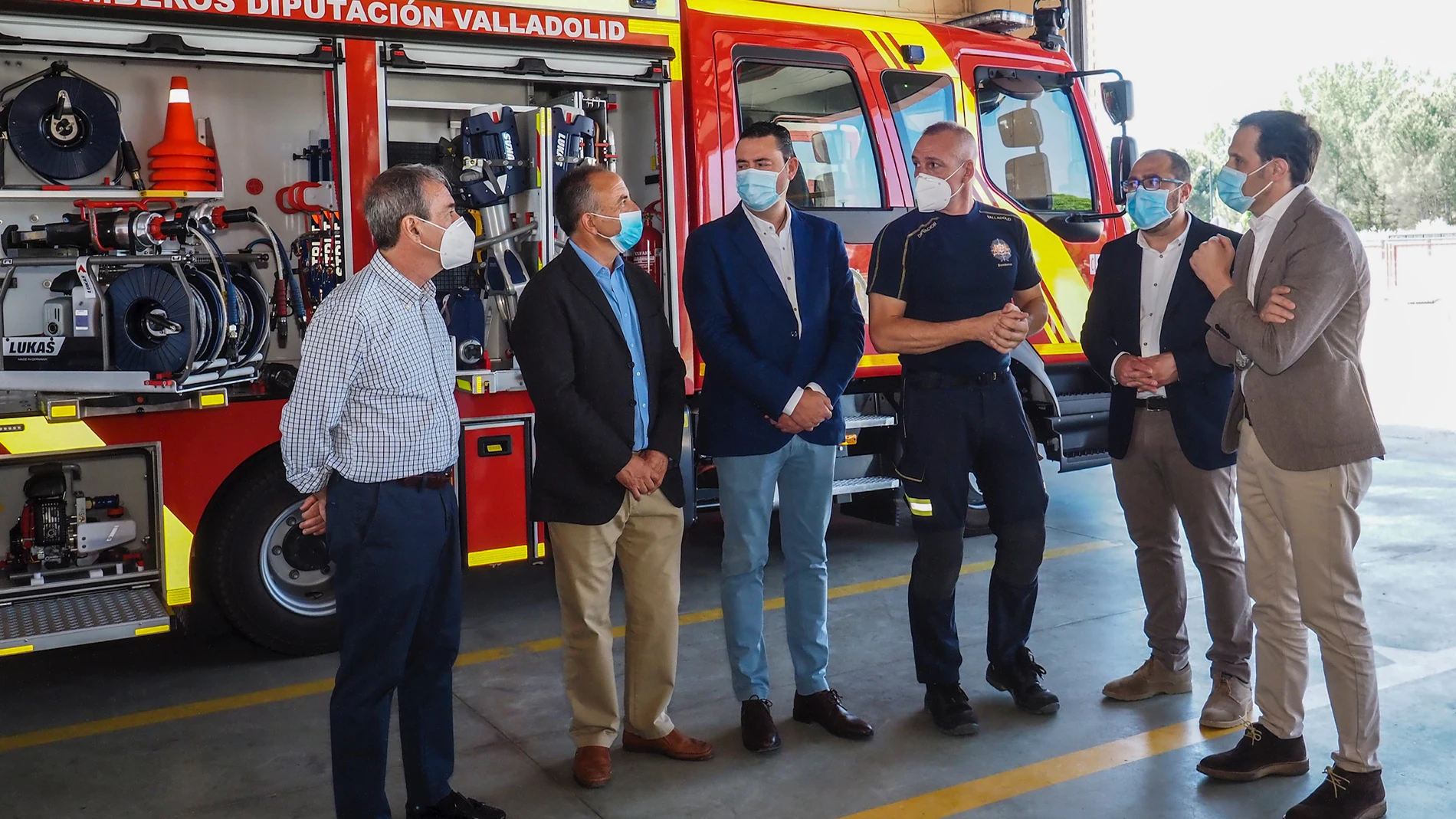 El presidente de la Diputación de Valladolid, Conrado Íscar, acude a la presentación en Tordesillas de los cuatro nuevos vehículos de bomberos
