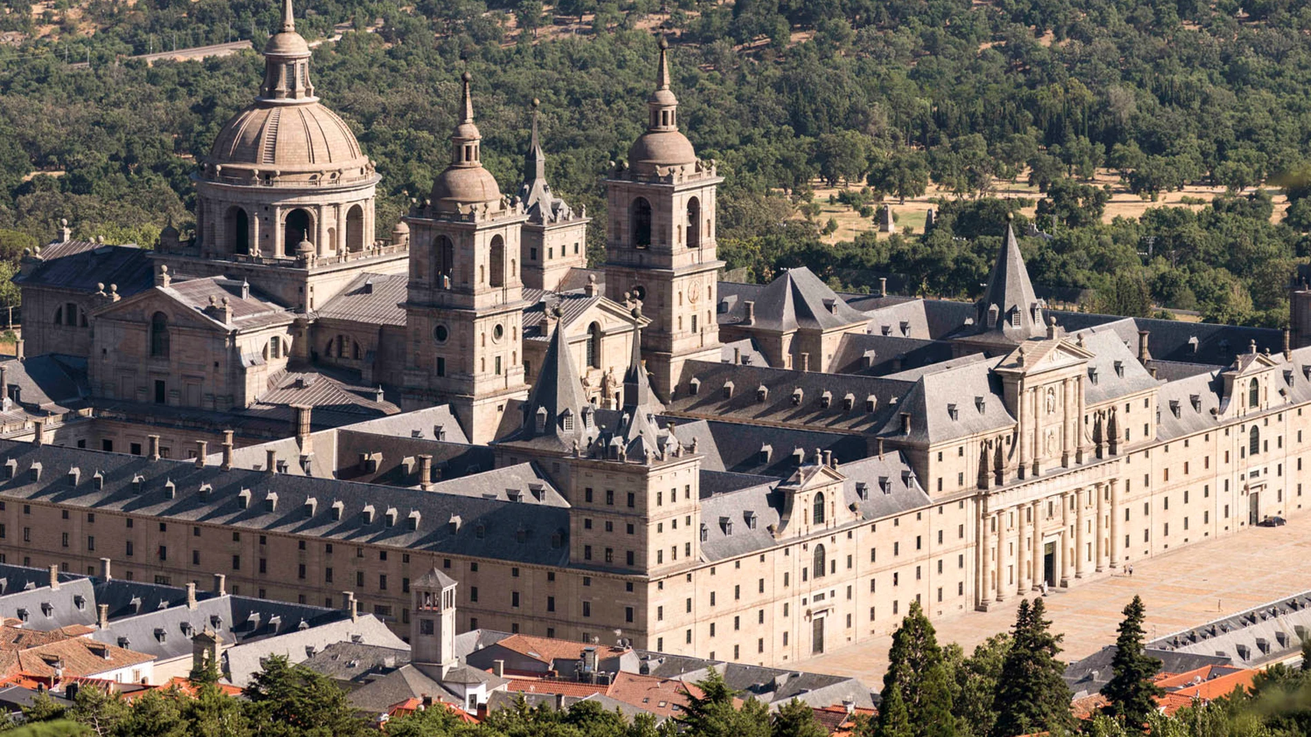 Por qué el Monasterio de San Lorenzo de El Escorial tiene forma de parrilla?